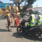 Gatot Kaca dan Garuda Pancasila Polres Mojokerto Kota Tertibkan Lalu Lintas