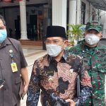 Cak hud (tengah) bersama Kadinkes (kiri) dan komandan kodim 0816 (kanan) usai rapat evaluasi PPKM