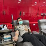 mantan kasat lantas Polresta Sidoarjo saat donor darah