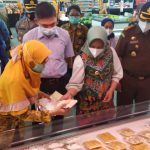 Sidak Mamin, Ning Ita Temukan Makanan Kemasan Tak Ada Masa Kedaluwarsa
