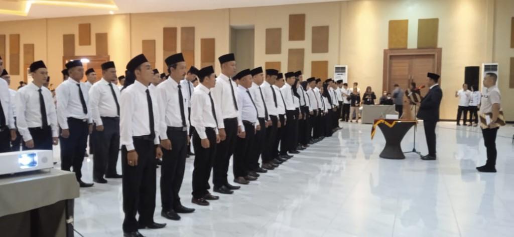 Ketua KPU Naning Wijaya Resmi Lantik 65 Anggota PPK se-Kabupaten OKU