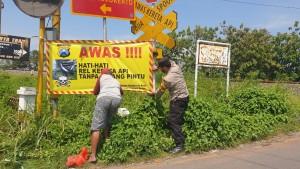 Minimalisir Laka Perlintasan KA Tanpa Palang Pintu, Polresta Mojokerto Pasang Baner Himbauan