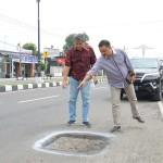 Anggota komisi II DPRD kota Mojokerto menunjukkan salah satu tutup bak kontrol yang rusak