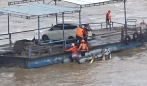 Perahu Penyeberangan Sungai Brantas Di Jombang Terseret Arus.