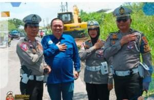 Satlantas Polres OKU Kerja Sama Dengan Pengusaha Muda Perbaiki Ruas Jalan Rusak dan Berlobang
