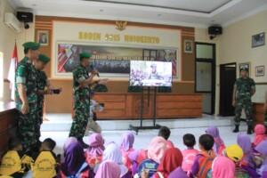 Kenali Lebih Dekat TNI, Ratusan Anak KB – RA Manba’ul Ulum Kunjungi Kodim Mojokerto