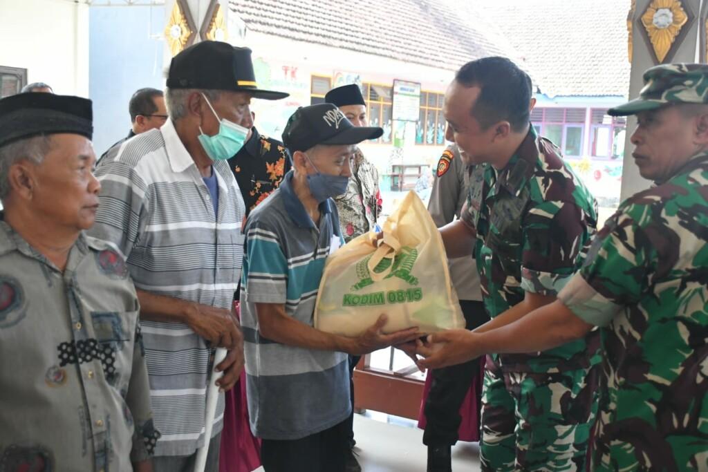 Jelang HUT Ke-77, Persit Kodim 0815/Mojokerto Kunjungi Wilayah Dlanggu Salurkan Bansos