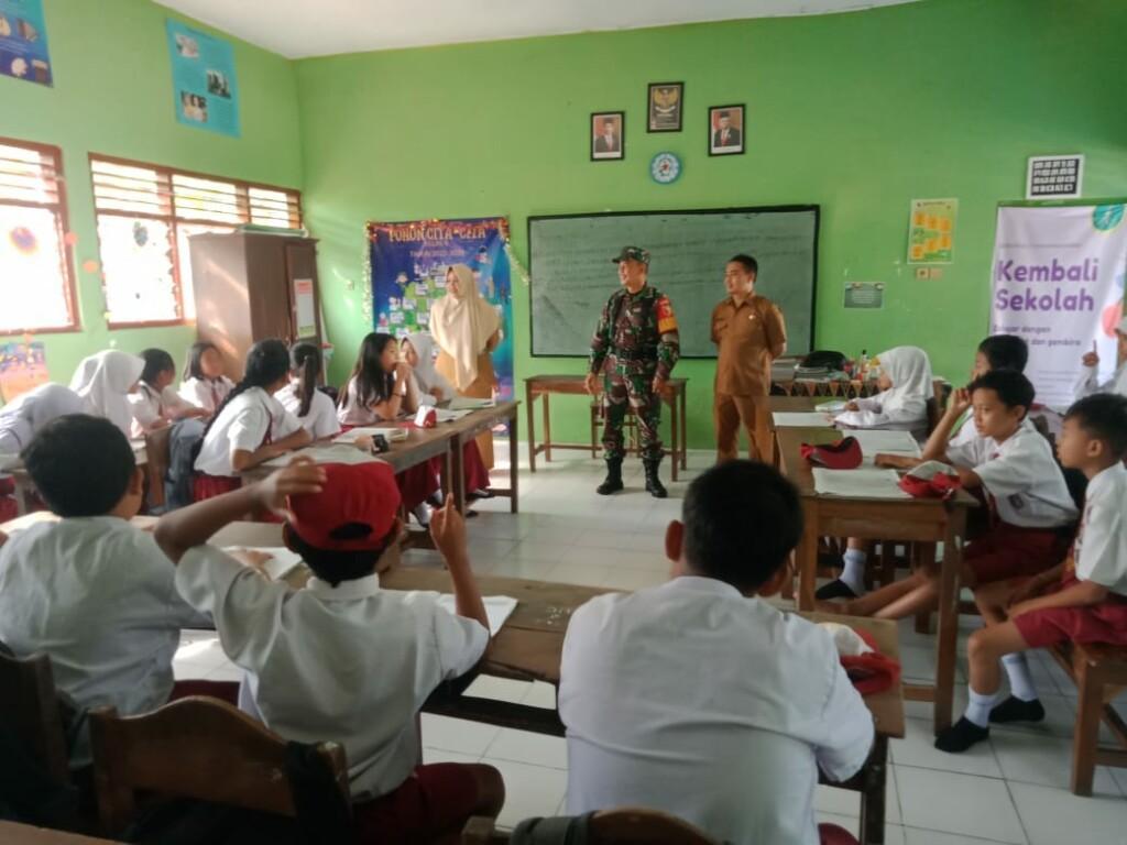 Tanamkan Jiwa Patriotisme, Babinsa Mlirip Koramil Jetis Bekali Siswa Wasbang