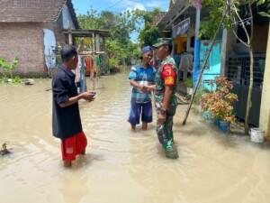Diguyur Hujan Semalam, Koramil Sooko – Pos Mojoanyar Siagakan Babinsa Pantau Banjir