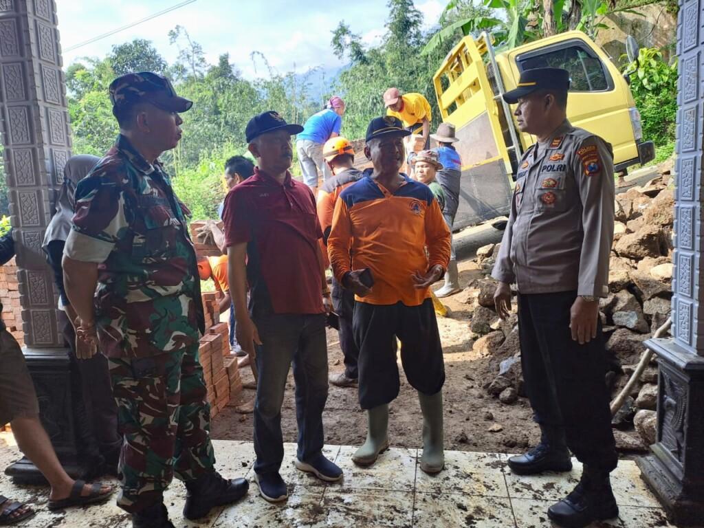 Tanah Longsor, Koramil Trawas Bareng Forkopimcam-BPBD & Relawan Bergerak Cepat