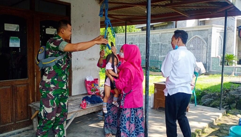 Babinsa Koramil Gondang Aktif Dampingi Posyandu