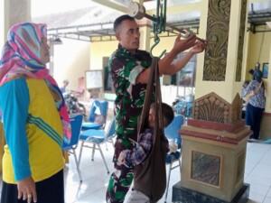 Dukung Zero Stunting Babinsa Koramil Dlanggu & Pos Ramil Mojoanyar Aktif Pantau Layanan Posyandu
