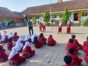 Koramil Pacet Ajarkan Gerakan Dasar PBB Murid SDN Kemiri