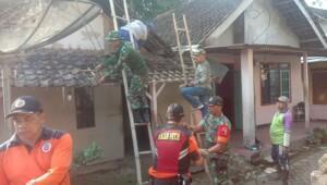 Koramil 0815/17 Trawas Renovasi Rumah Warga Kurang Mampu
