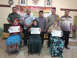 Babinsa Sidoharjo Koramil Gedeg Dampingi Distribusi BLT DD Tahap 4 – 6 Tahun 2023