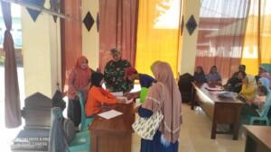 Babinsa Koramil 0815/06 Kemlagi Aktif Dampingi Distribusi Bantuan Pangan Tahap Dua 2023