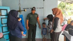 Babinsa Koramil 0815/14 Dlanggu Aktif Dampingi Nakes Berikan Pelayanan Kesehatan