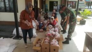 Koramil 0815/06 Kemlagi Dampingi Dinsos Distribusi Bantuan Pangan CPP