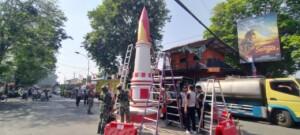 Mengenang Jasa Pahlawan, Koramil Dlanggu Bareng Polsek Lakukan Pengecatan Tugu Perjuangan