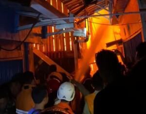 Si Jago Merah Melalap Habis Beberapa Rumah Dipemukiman Padat Penduduk Di Kemalaraja OKU