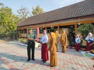 Babinsa Mojoanyar Pimpin Upacara Bendera SDN 2 Jabon