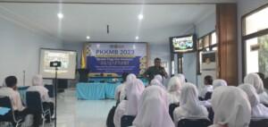 Danramil 0815/10 Bangsal Bekali Wasbang Mahasiswa Baru STIKES Majapahit