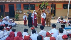 Upacara Bendera, Danramil Puri Bareng Forkopimcam Berikan Edukasi Di SDN 1 Sumbergirang