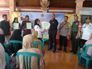 Pemdes Bejijong, Trowulan Salurkan 422 Sertifikat PTSL