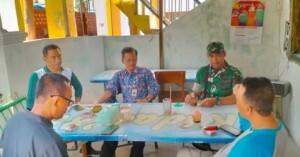 Wujudkan Kedekatan, Babinsa Koramil 0815/01 Pralon Komsos Bersama Warga