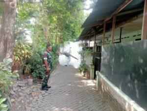 Cegah DBD, Koramil 0815/19 Magersari Bareng Denkesyah 05.04.02 Semprot Lingkungan Asrama Militer