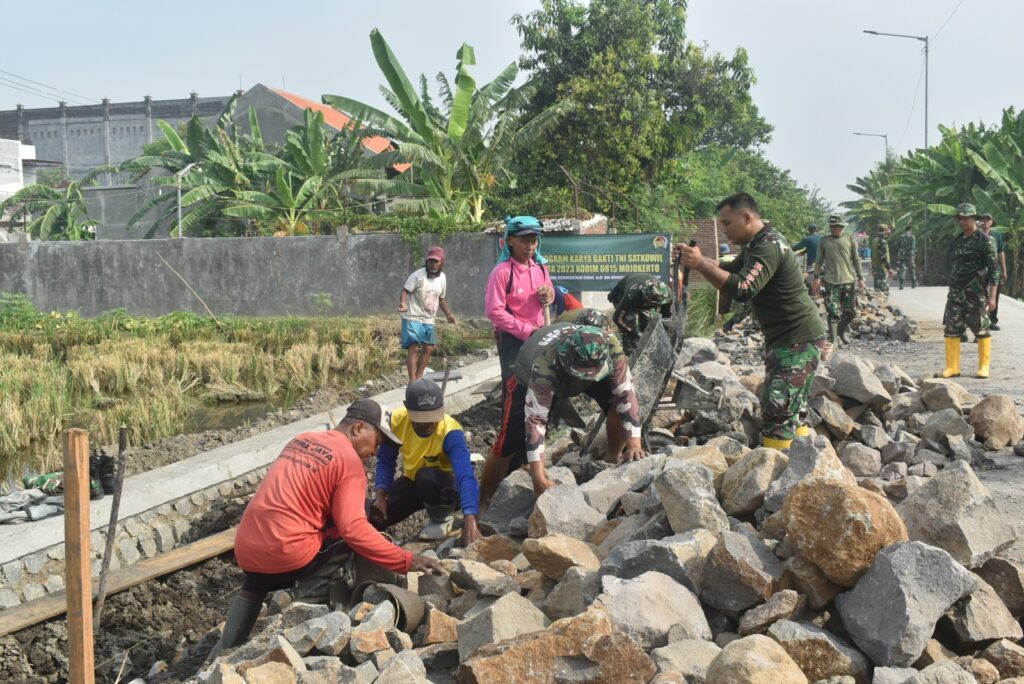 Karya Bakti Kodim 0815/Mojokerto, Bangun Saluran Irigasi Desa Jabontegal