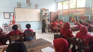 Babinsa Koramil 0815/14 Dlanggu Masuk Sekolah Beri Edukasi Pengenalan Pancasila