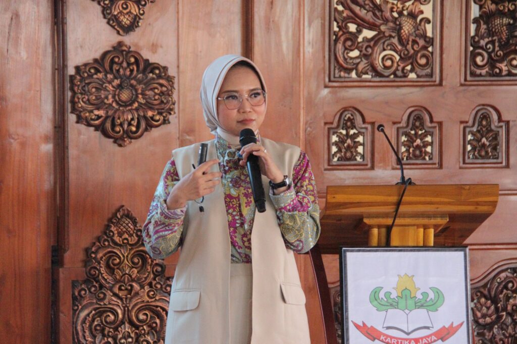 Sukseskan Pendidikan Karakter Anak, Ketua Yayasan Kartika Jaya Koordinator Kodim 0815/Mojokerto Memberikan Seminar Parenting