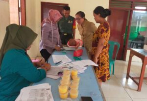 Babinsa Kedunggede Koramil Dlanggu Proaktif Dampingi Layanan Posyandu