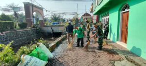 Cegah Banjir, Kodim Mojokerto Bareng DLH – Forkopimcam & Warga Bersih Bersih Sungai Kradenan