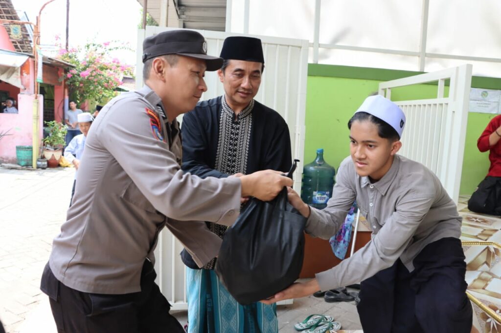 Polri Peduli, Polresta Mojokerto Gelar Baksos di Ponpes Terdekat