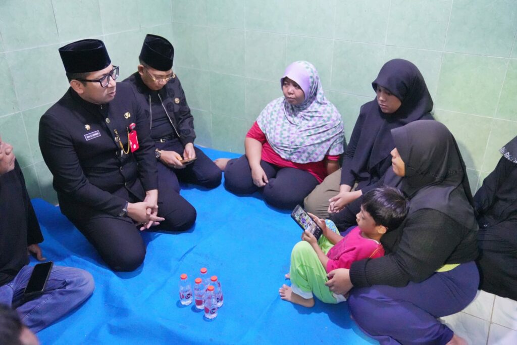 Takziyah ke Korban dan Cek PJU di Mentikan, Pj Walikota Mojokerto Pastikan Tidak Ada Lagi Kebocoran Arus Listrik Maupun PJU Tak Sesuai Standar