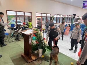 Pastikan Rasa Aman Jemaat, Anjing Pelacak K9 Polres Mojokerto Sterilisasi di Gereja