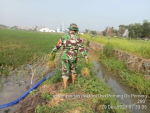 Sawah Tadah Hujan, Babinsa Koramil Jetis Dampingi Petani Alirkan Air Sumur Bor