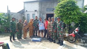 Rumah Warga Rusak Akibat Puting Beliung, BPBD Kabupaten Mojokerto Bareng Koramil 0815/06 Kemlagi Distribusikan Terpal