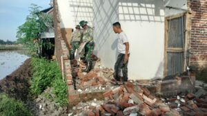 Bersihkan Puing Akibat Puting Beliung, Babinsa Koramil 0815/13 Kutorejo Bantu Warga