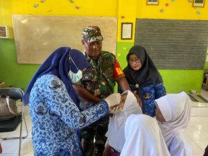 Babinsa Koramil 0815/15 Jatirejo Dampingi Pelaksanaan Sub Pekan Imunisasi Polio Nasional Putaran 2