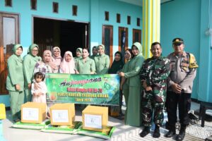 Wujud Kepedulian, Persit KCK Cabang XXX Kodim 0815 Gelar Anjangsana & Donor Darah