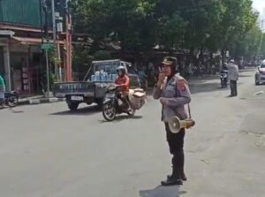 Polisi Cantik Himbau Pengguna Jalan Tetap Waspada Saat Berkendara