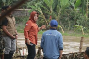 Bupati Tinjau Tanggul Jebol, Penyebab Banjir di Desa Wringinrejo Sooko, Mojokerto
