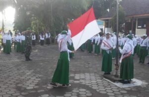 Babinsa Koramil 0815/16 Pacet Ajarkan Disiplin Siswa MI Miftahul Ulum