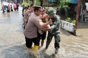 TNI – Polri – BPBD & Relawan Evakuasi Warga Terdampak Banjir Mojokerto