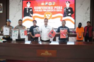 Aksi Bejat Pria di Mojokerto Paksa Pacarnya 5 Kali Threesome Dengan Temannya