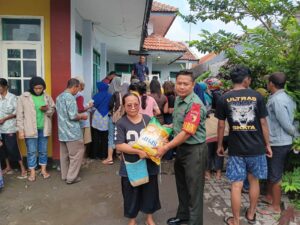 Koramil Magersari Bantu Kelancaran Operasi Pasar Disperindag Kota Mojokerto