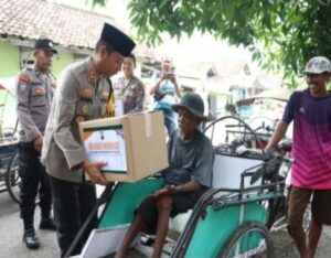 Sambut Bulan Ramadhan, Polres Mojokerto Kota Bagikan 100 Paket Sembako Kepada Warga Kurang Mampu